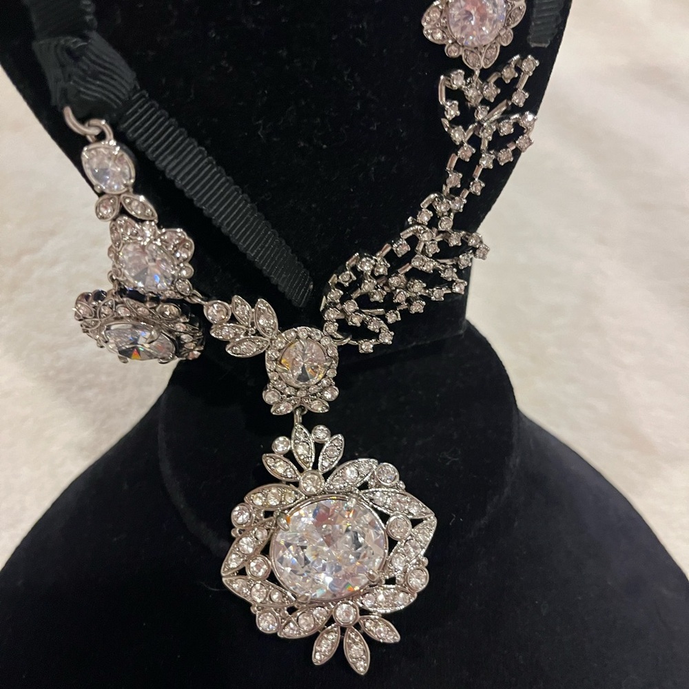 BN Ann Taylor Necklace with Crystal absolutely beautiful